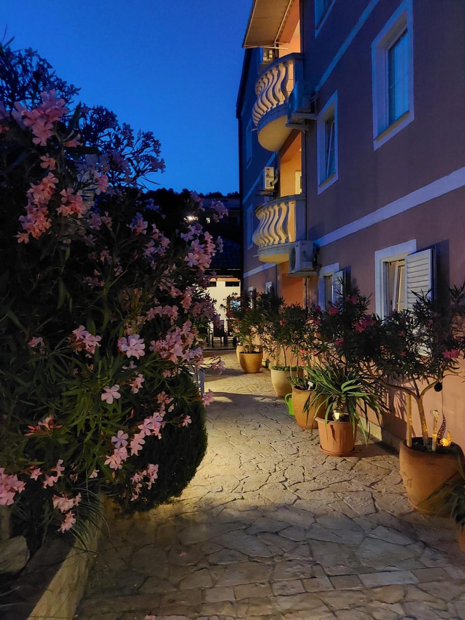 Apartments Ljubo Stari Grad  Εξωτερικό φωτογραφία